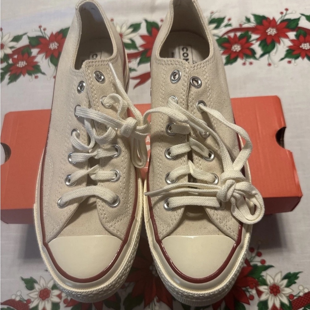 Women’s Converse Chuck 70 Low Top sneakers in Parchment Colorway Size 8.5